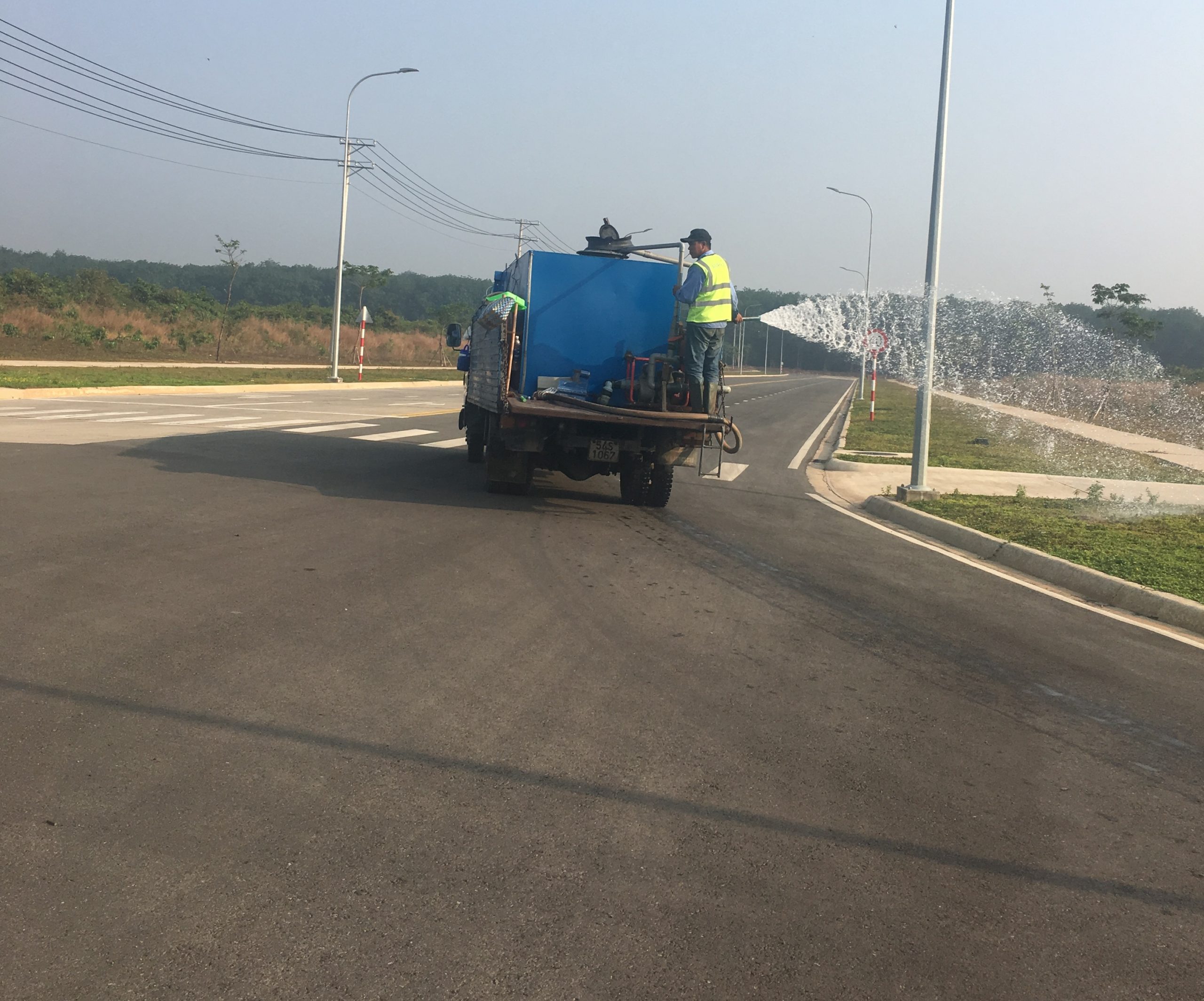 Chăm sóc thảm cỏ KCN Tân Thiện Hàm Tân