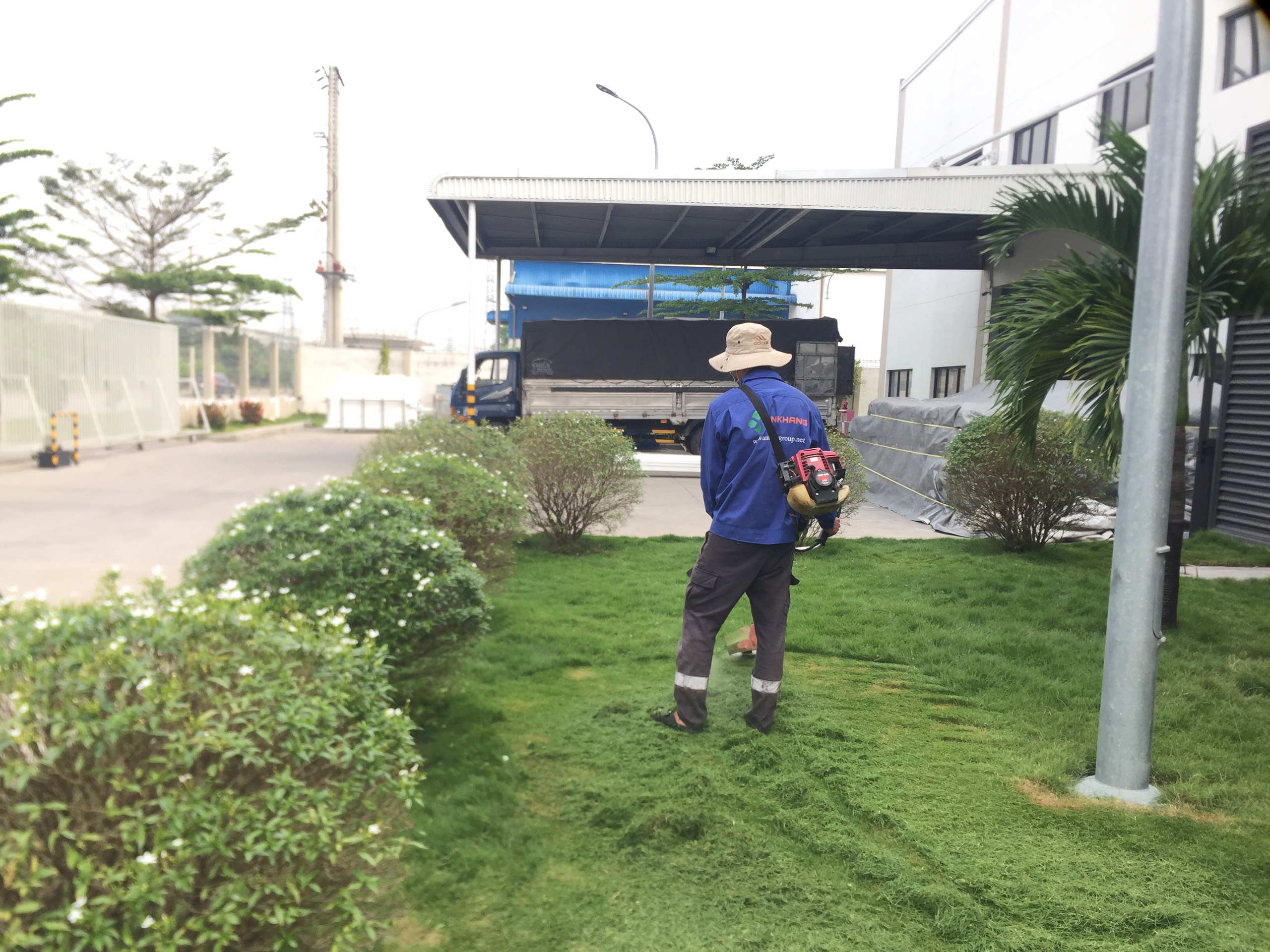 An Khang thực hiện cắt cỏ tại khu công nghiệp Hàm Kiêm